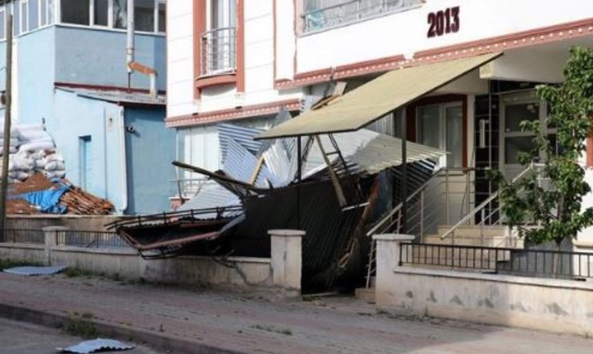 Sivas'ta Fırtına Sebebiyle Binaların Çatısı Uçtu