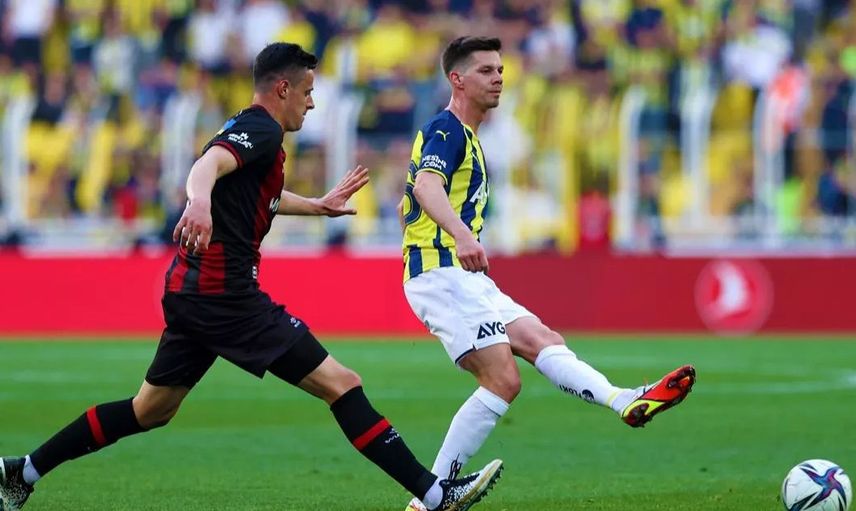 Erman Toroğlu Fenerbahçe - Fatih Karagümrük maçında futbolcuların oynadığı oyuna isyan etti!