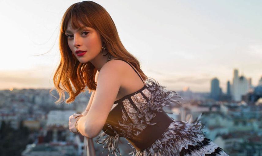 Melis Sezen'in Derin Yırtmaçlı Peri Elbisesi İle Beğenileri Topladı