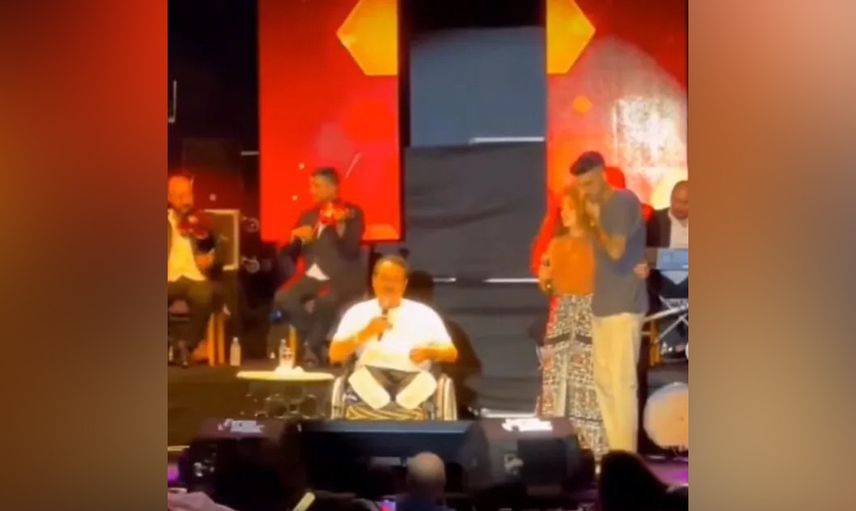 Alçılı ve tekerlekli sandalyeyle şarkı söyledi
