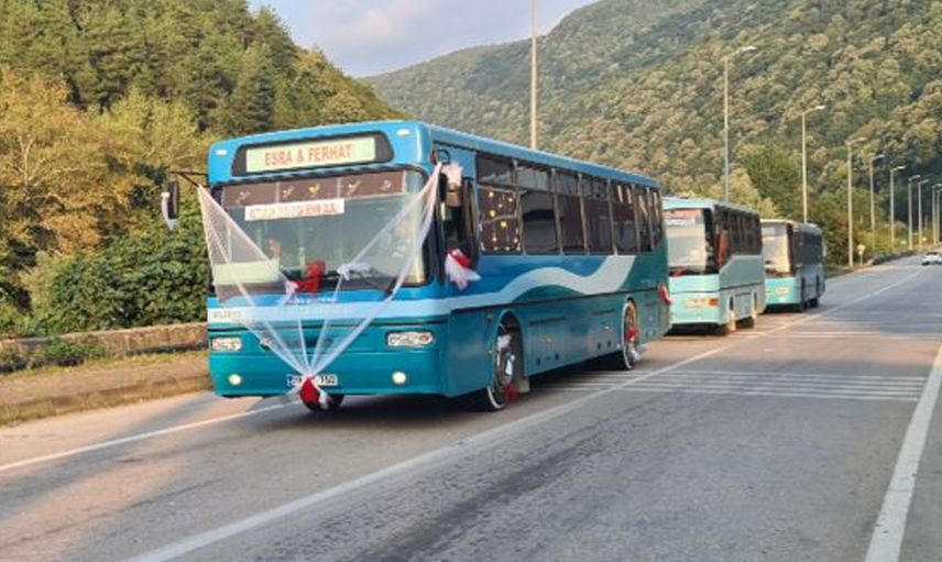 Karabük'te Halk Otobüsünde Tanışan Çift Otobüsü Gelin Arabası Yaptı