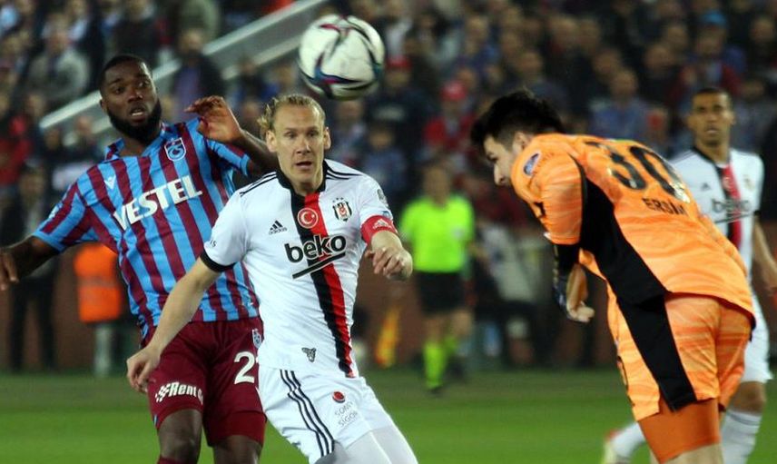 Erman Toroğlu, Trabzonsporlu futbolcuların erkenden şampiyon olma isteğinin takımda strese yol açtığını söyledi