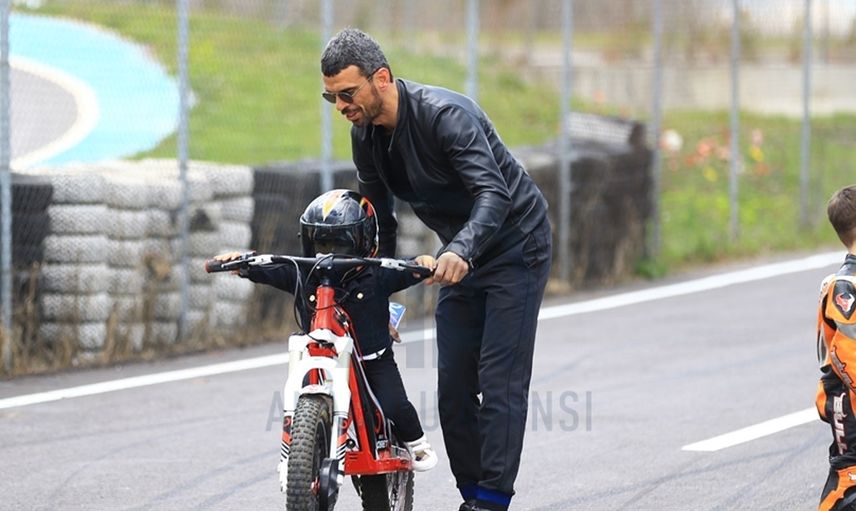 Kenan Sofuoğlu’nun yarışa hazırladığı 4 yaşındaki oğlu kaza yaptı