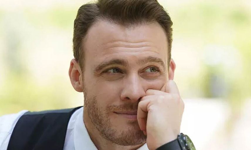 Kerem Bürsin aşk orucunu İspanya'da bozdu: Dünyaca ünlü 2 çocuklu oyuncuyla beraber!