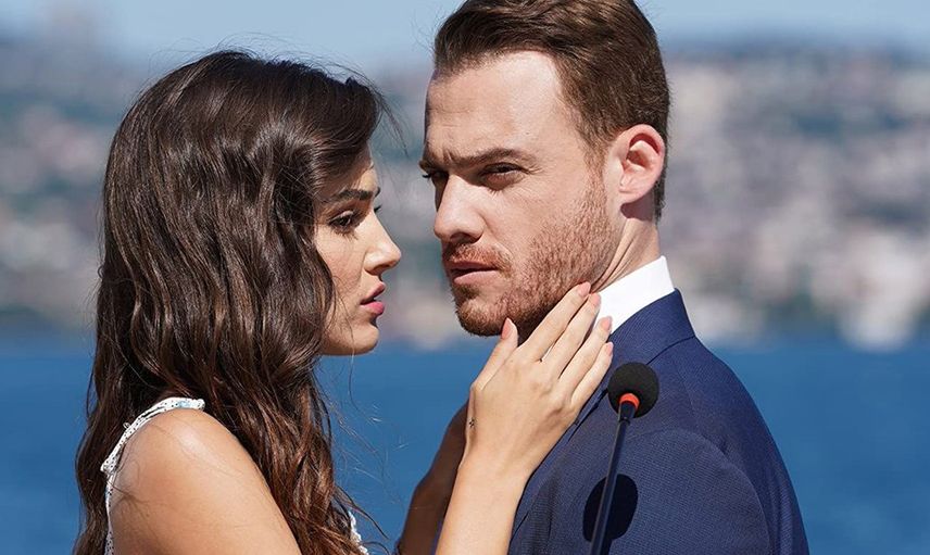 Kerem Bursin ve Hande Erçel'den Plaj Pozları! Şimdi De Bu Moda Oldu