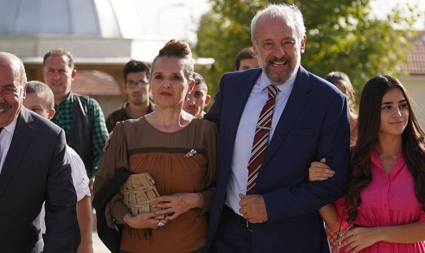 Sevilen dizi Gönül Dağı’nın sevilen karakteri Asuman göğüslerini açık verdiği poz gündem oldu