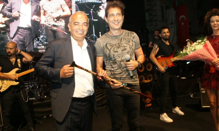 Devrek'te Sahne Alan Kıraç Hayranlarını Coşturdu