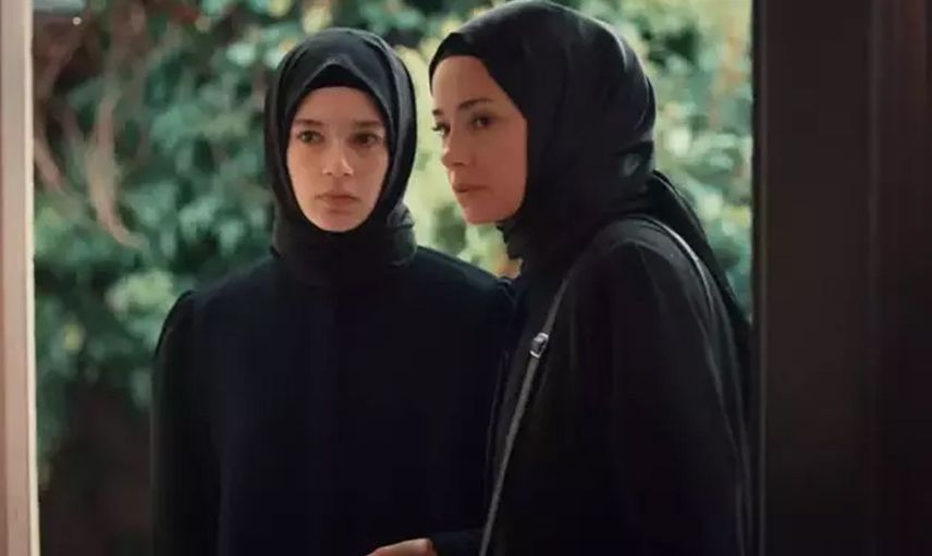 Kızıl Goncalar'da alkış toplayan sahne: ABD'deki sapkınlık adası Epstein'e olay gönderme!