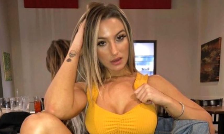 Emily Knight, Yıkandığı Suyu ve İç Çamaşırlarını Satışa Çıkardı