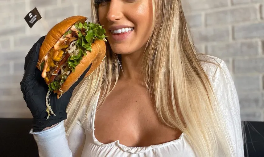 Emily Knight, Yıkandığı Suyu ve İç Çamaşırlarını Satışa Çıkardı