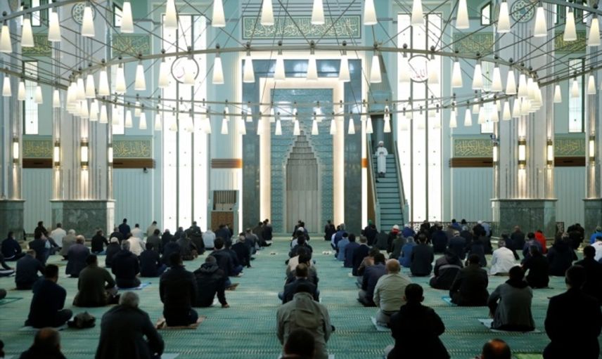 Cumhurbaşkanı Yardımcısı Oktay Cuma Namazını Beştepe Millet Camisi'nde Kıldı