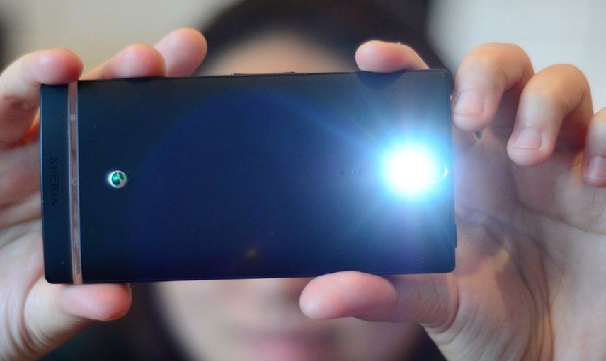 Telefonların Arkasında Bulunun Siyah Nokta Meğer Bu İşe Yarıyormuş