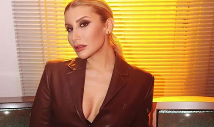 Konser yoğunluğu sebebiyle hastanelik olan İrem Derici bu kez Instagram paylaşımlarıyla olay yarattı! Önce çıplak sonra başörtülü pozunu yayınladı