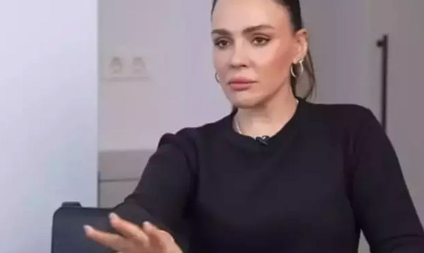 Ünlü spiker Buket Aydın peruk takıp kendisini taklit eden Şahan Gökbakar'a fena çıkıştı: Kadın düşmanı reziller!