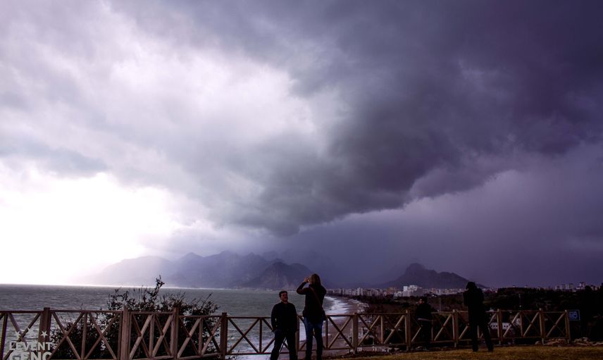 Antalya'da Beklenen Oldu! Fırtına ve Sağanak Etkisni Gösterdi