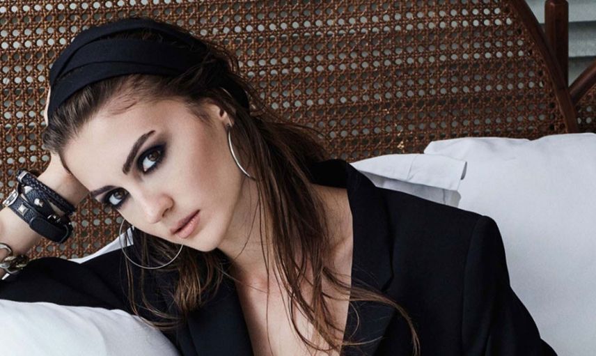 Burcu Özberk tatillere doyamadı! Verdiği mini etekli pozlarla erkekleri kendisine hayran bıraktı