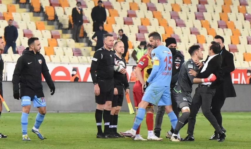 Yeni Malatyaspor - Kayserispor Maçından Sonra Adil Gevrek Hüseyin Göçek'e Saldırdı!