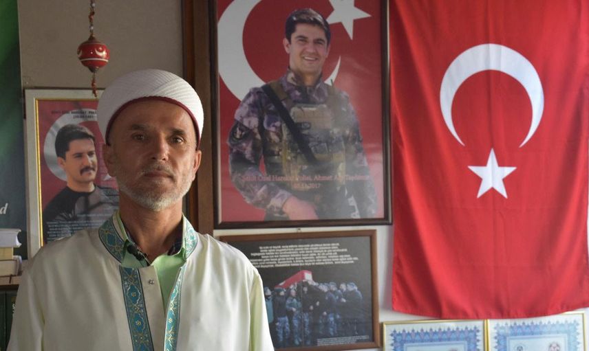 İzmir'deki imam herkesin takdirini topladı! Turistlere İslam'ı anlatan imam kısa sürede gündem oldu
