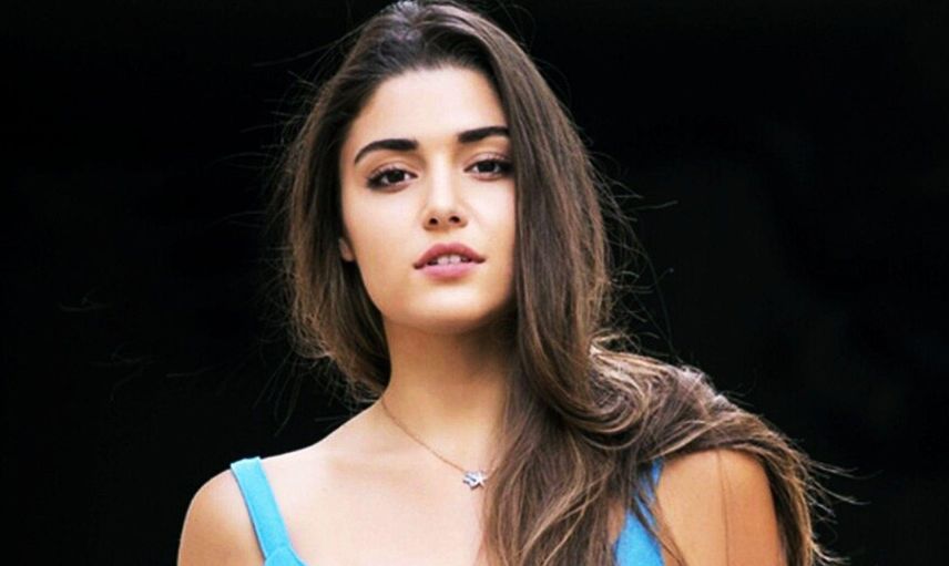 Şehit haberleri evlere ateş gibi düşerken Hande Erçel'in Noel pozları tepki çekti!