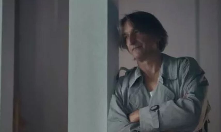 59’lik Hülya Avşar yeni klibi için kamera karşısında soyundu: Ünlü şarkıcının çıplak karelerine tepki yağdı