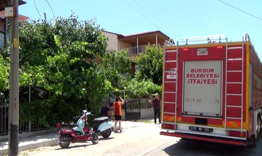 Kafasına Tencere Geçiren Adam Banyodaki Kadını Yangından Kurtardı