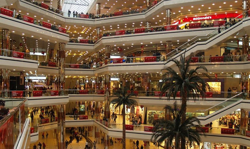 Alışveriş merkezinde ahlaksız hareket! yürüyen merdivenlere tutunup soyundular