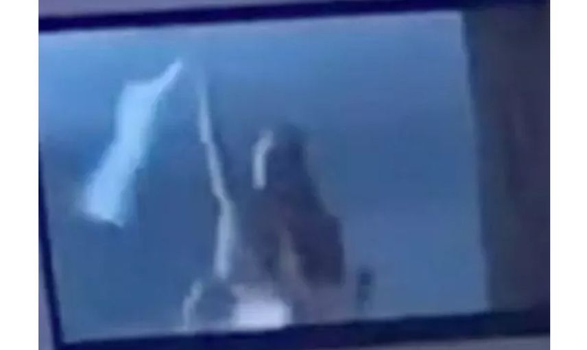 Umursamazlıkları çevredekileri sinirlendirdi: Perdelerini kapatmadan cinsel ilişkiye girdiler, yoldan geçenler izledi