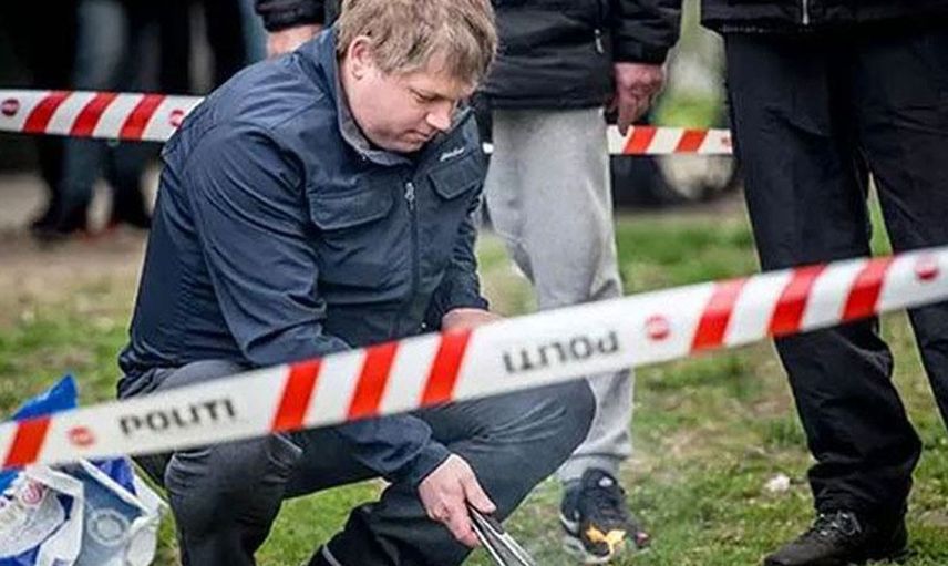 İsveç'te sağcı bir lider polis korumasıyla birlikte Kur'an'ı yaktı