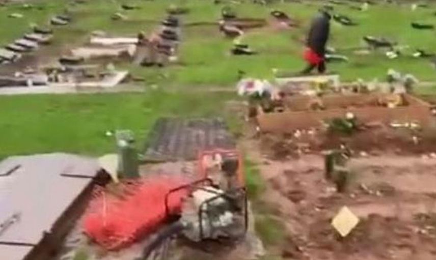 Mezarlıkta korku dolu anlar: Cenaze bir anda tabuttan fırladı