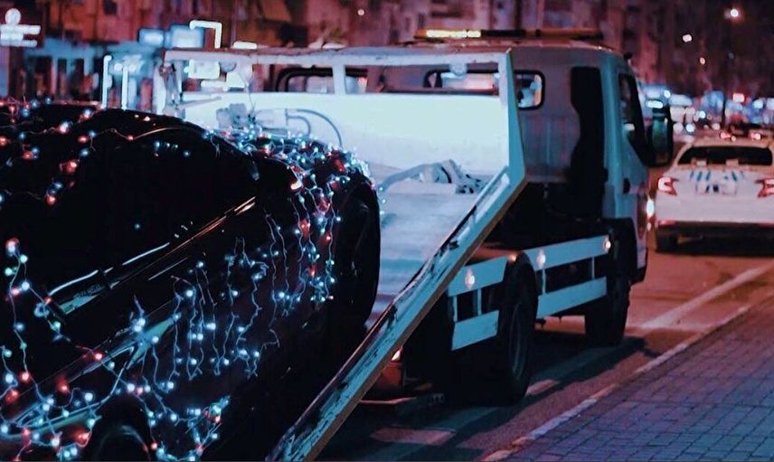Arabasını Yılbaşı Ağacına Çevirip Sokağa Çıktı Polis Ekiplerine Yakalandı