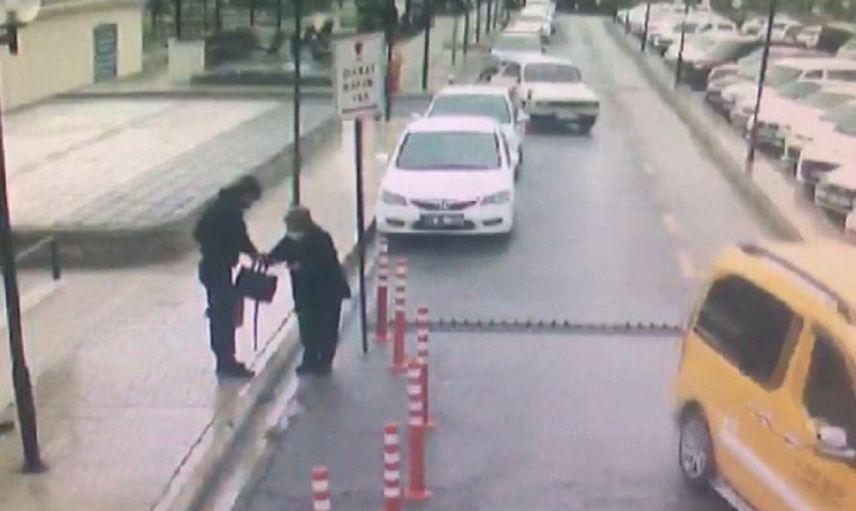 Dolandırılan Yaşlı Kadın 350 Bin TL'sini Kaptırdı