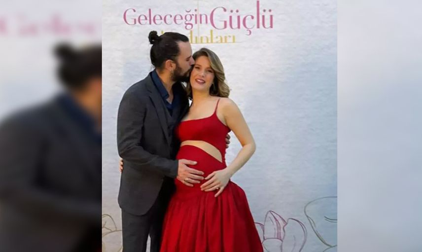 Karnını açık bıraktı: Davette hamilelik tarzıyla dikkat çekti!
