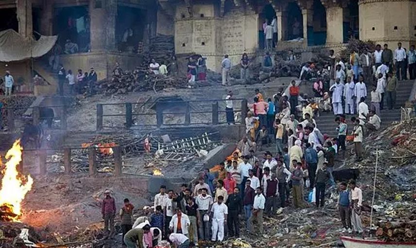 Hindistan'da dehşete düşüren anlar: Öldü zannedilen yaşlı kadın yakılmak üzereyken canlandı! ''Gözlerini açınca korktuk''