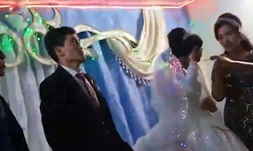 Allah kocanın hayırlısını ve akıllısını versin! Damat herkesin içinde öyle bir sebep için geline vurdu ki, davetliler şok geçirdi