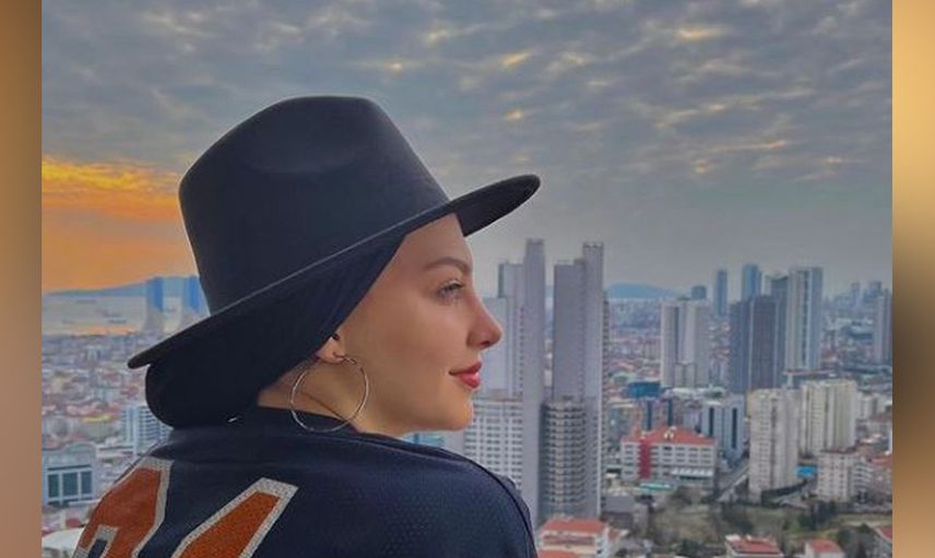 Sosyal medya fenomeni Esra Rabia Ünal başörtüsünün altına transparan bir elbise giydi tangasına kadar gözüktü