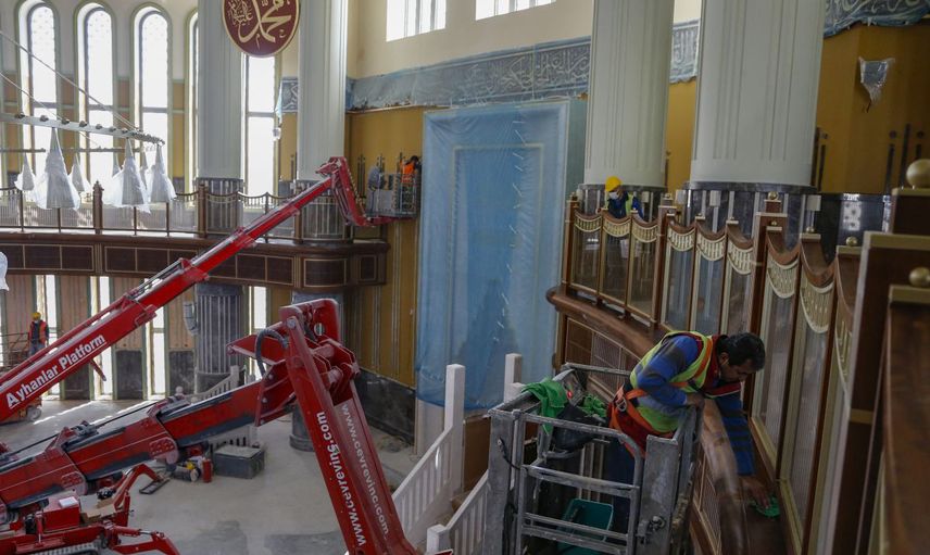 Taksim Camii’sinin Dev Avizesi Takıldı