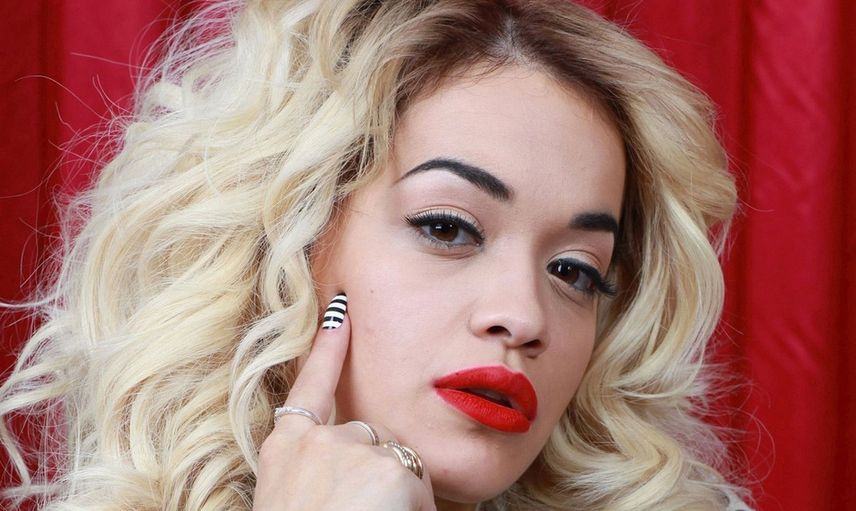 Rita Ora transparan elbisesiyle alışveriş yaptı