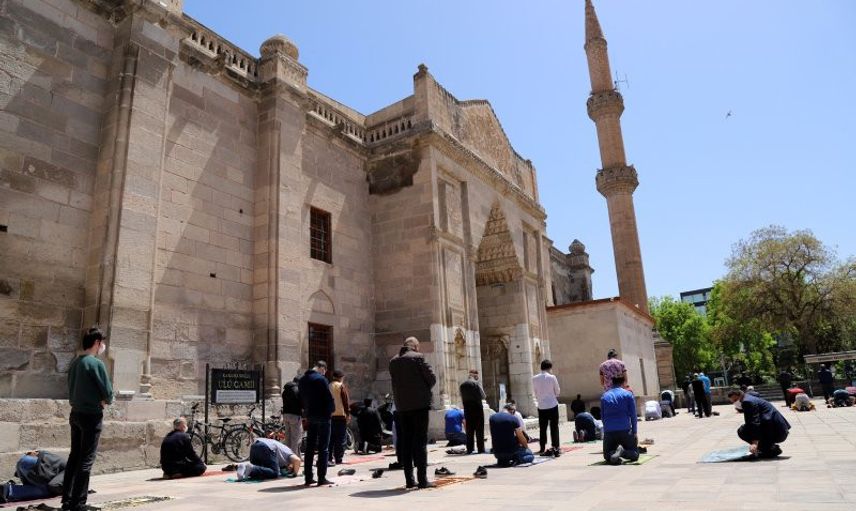 Tam Kapanmanın İlk Cuma Namazında Camiler Doldu