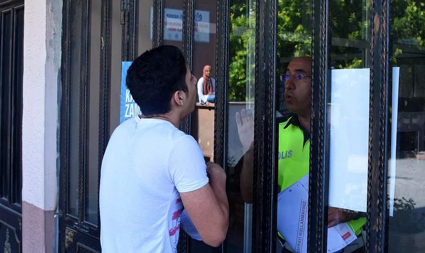 Değişmeyen Manzara: Sınava Geç Kalan Öğrenciler