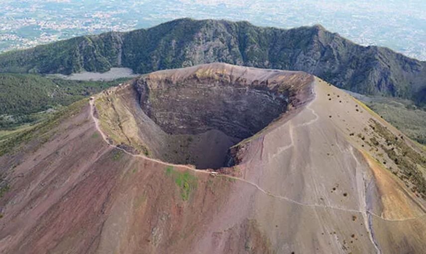 Selfie çekmek isterken canından oluyordu! Yabancı turist yanardağa düşünce kabusu yaşadı