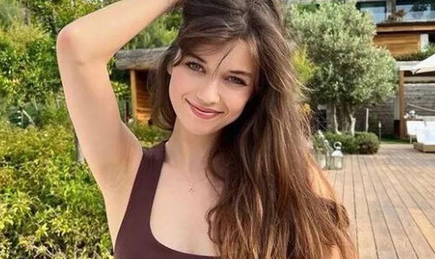 Yalı Çapkını'nın yıldızı Afra Saraçoğlu, göbeğine kadar inen dekoltesiyle geceye damga vurdu!