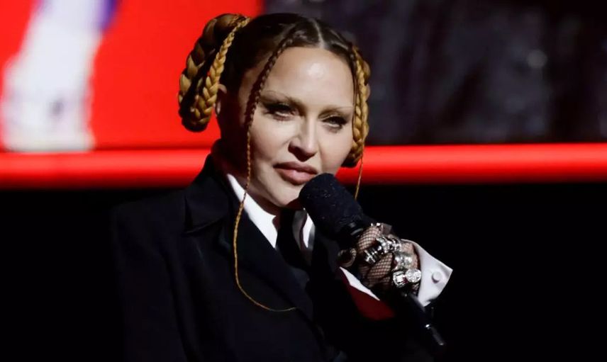 Dünyaca ünlü şarkıcı Madonna'ya tepkiler çığ gibi büyüyor: Tekerlekli sandalyedeki hayranını azarladı! ''Neden oturuyorsun? Ayağa kalk''
