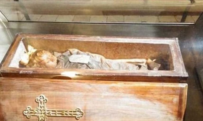 100 yıl önce ölen küçük kızın cansız bedenini görenler neye uğradığını şaşırıyor gerçek tüyler ürpertici
