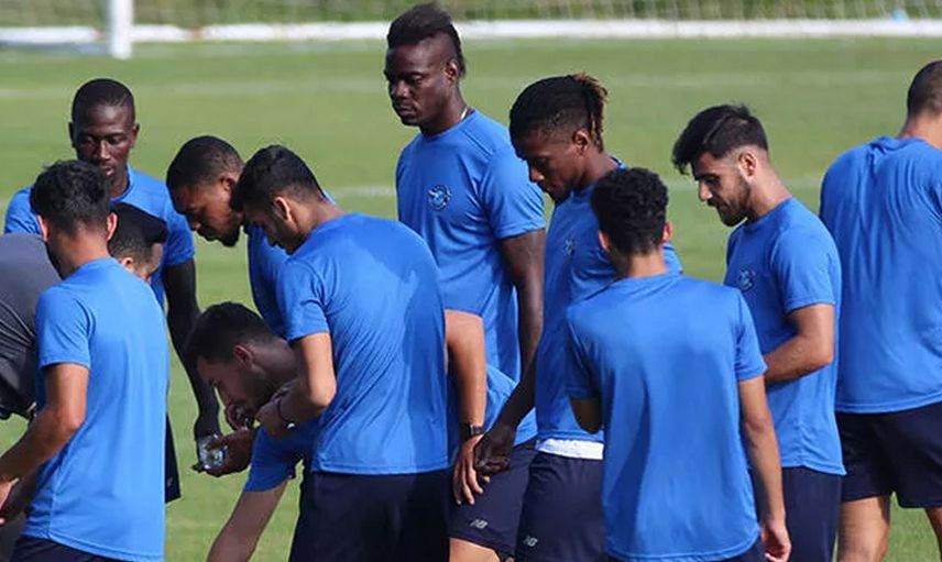 Adana Demirsporlu Mario Balotelli, Menemenspor'da Forma Giyen Kardeşiyle İddiaya Girdi!