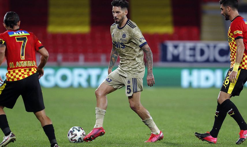 Fenerbahçe Jose Sosa İle Yollarını Ayırıyor!