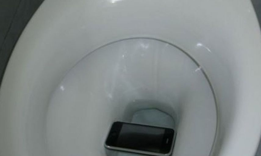 Tuvalete Düşen Telefonunu Almak İsteyen Genç Kız Saatler Sonra Öldü!