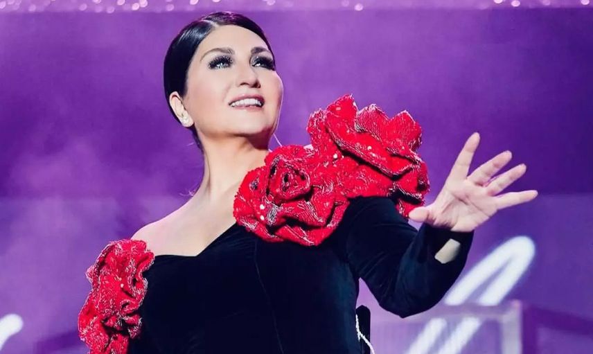 Sibel Can'a iş insanı hayranından dudak uçuklatan jest: Servet değerindeki hediyeyi sahnede taktı!