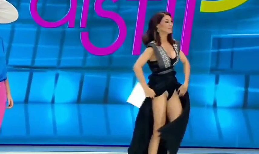 Canlı yayında örümcek girdi diyerek üstünü soydu