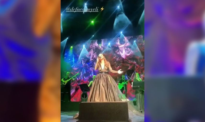 49’luk Defne Samyeli’den sahne şov! Sahnede bir anda soyunan ünlü şarkıcı izleyenlerin nefesini kesti
