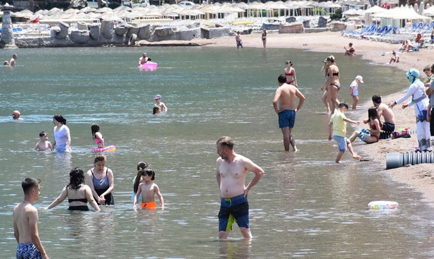 Marmaris'te Termometreler 41 Dereceyi Gösterdi: Plajlara Akın Ettiler